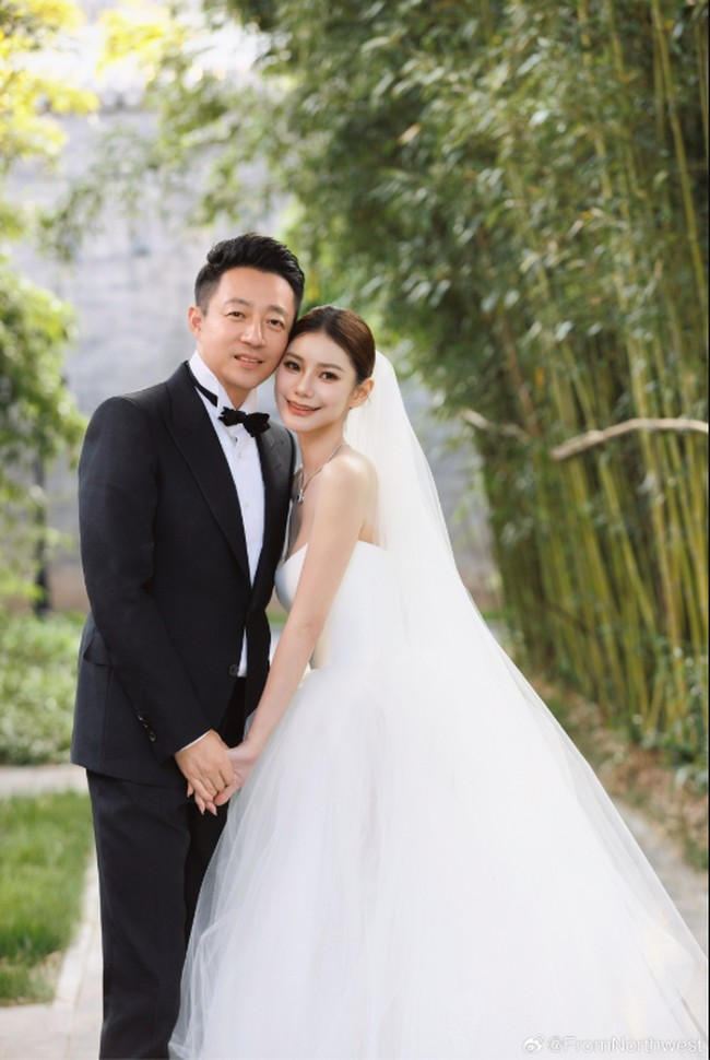 Mantan suami Barbie Hsu, Wang Xiaofei, telah menikah lagi dengan wanita cantik bernama Mandy Ma. Pernikahan tersebut menuai sorotan terlebih dilakukan beberapa bulan setelah meninggalnya mendiang eks istri. Foto: Weibo Fromnorhtwest