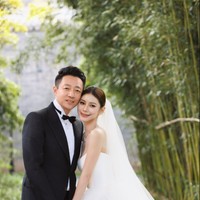 Mantan suami Barbie Hsu, Wang Xiaofei, telah menikah lagi dengan wanita cantik bernama Mandy Ma. Pernikahan tersebut menuai sorotan terlebih dilakukan beberapa bulan setelah meninggalnya mendiang eks istri. Foto: Weibo Fromnorhtwest