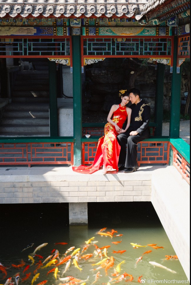 Dilansir Yahoolife, pernikahan Wang dan Mandy dilangsungkan di Prince Juns Mansion Hotel yang bergaya tradisional China. Di sana, mereka mengadakan pesta banquet mengundang orang-orang terdekat. Foto: Weibo Fromnorhtwest