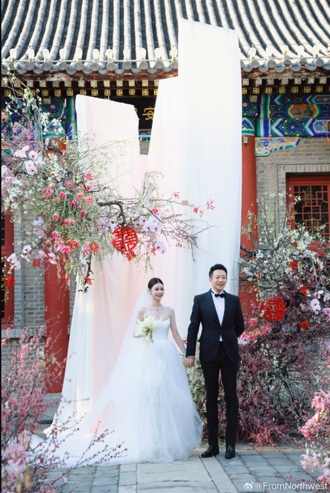 Dalam foto, Mandy Ma yang dikenal sebagai pebisnis terlihat menawan mengenakan tube gown putih dengan veil panjang. Sedangkan sang suami yang lebih tua 18 tahun darinya tampak gagah memakai setelan jas. Foto: Weibo Fromnorhtwest