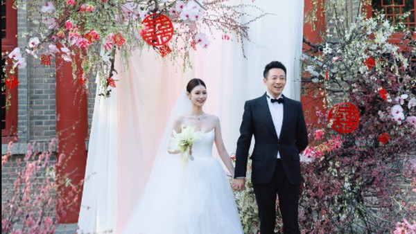 Potret Pernikahan Mantan Suami Barbie Hsu dengan Istri 18 Tahun Lebih Muda