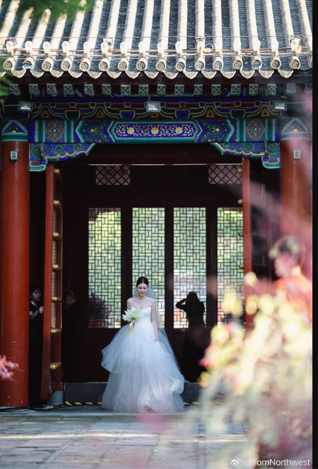 Di hotel bersejarah itu, Wang Xiaofei dan istrinya juga sempat melakukan pemotretan. Foto: Weibo Fromnorhtwest