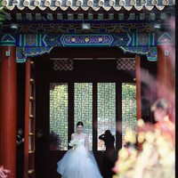 Di hotel bersejarah itu, Wang Xiaofei dan istrinya juga sempat melakukan pemotretan. Foto: Weibo Fromnorhtwest