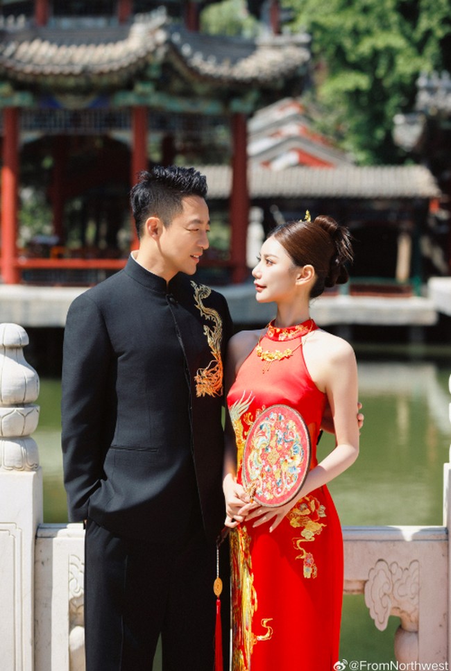 Pasangan tersebut terlihat serasi ketika memakai baju tradisional. Foto: Weibo Fromnorhtwest