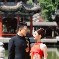 Pasangan tersebut terlihat serasi ketika memakai baju tradisional. Foto: Weibo Fromnorhtwest