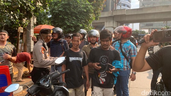 Personel gabungan mengamankan 23 preman berkedok juru parkir dari kawasan Kemang dan Blok M dalam Operasi Brantas Jaya. (Taufiq S/detikcom)