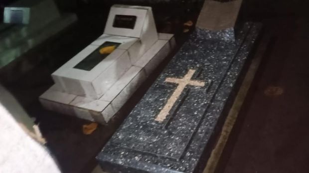 Batu nisan makam nonmuslim yang dirusak di Makam Jaranan, Panggungharjo, Sewon, Bantul.