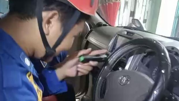 Petugas Damkar Sukoharjo saat mengevakuasi kucing yang terjebak di dasbor mobil di Desa Plumbon, Kecamatan Mojolaban, Kabupaten Sukoharjo, Senin (19/5/2025).