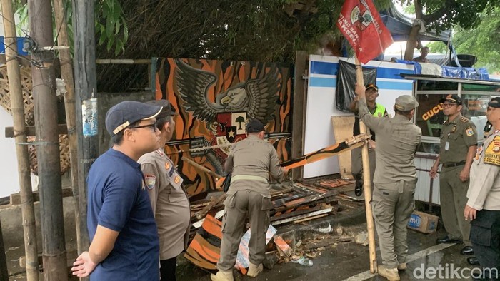 Petugas gabungan tertibkan juru parkir liar-bongkar pokso Pemuda Pancasila ilegal.
