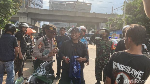 Petugas gabungan tertibkan juru parkir liar-bongkar pokso Pemuda Pancasila ilegal.