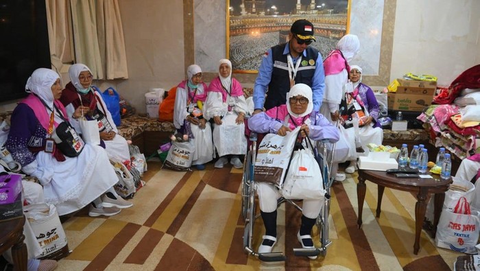 Petugas haji saat membantu jemaah lansia (dok. Media Center Haji)