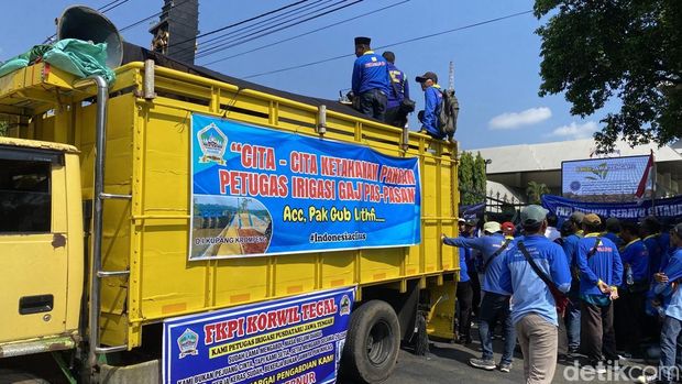 Petugas irigasi menggelar unjuk rasa menuntut diangkat jadi PPPK di Kantor Gubernur Jateng, Semarang, Senin (19/5/2025).