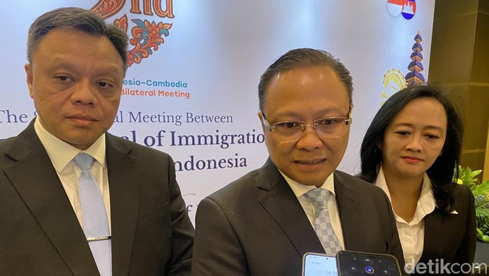 Plt Dirjen Imigrasi Kementerian Imigrasi dan Lapas, Brigjen Yuldi Yusman, seusai pertemuan dengan delegasi dari Kamboja di Nusa Dua, Badung, Senin (19/5/2025). (Aryo Mahendro/detikBali).