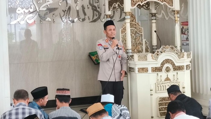 Polda Metro Jaya mengimbau masyarakat mewaspadai premanisme lewat Jumat Keliling