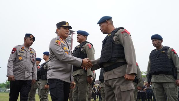 Polda Riau melatih Tim Raga untuk meningkatkan kemampuan taktis dan teknis dalam penindakan premanisme.