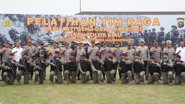 Polda Riau melatih Tim Raga untuk meningkatkan kemampuan taktis dan teknis dalam penindakan premanisme.