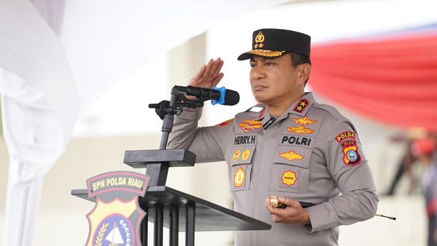 Polda Riau melatih Tim Raga untuk meningkatkan kemampuan taktis dan teknis dalam penindakan premanisme.