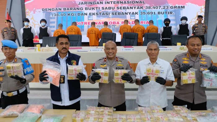 Polda Riau membongkar peredaran gelap sabu dan ekstasi senilai Rp 46 miliar.