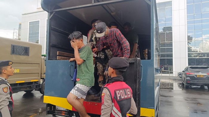 Polisi dan Satpol PP di Bogor mengamankan 10 orang juru parkir liar hingga anak punk.