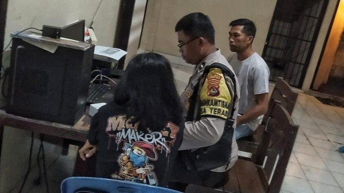 Polisi ketika meminta keterang an siswi korban penipuan di Polsek Terara, Lombok Timur, NTB, Minggu (18/5/2025) malam.