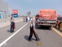 Truk Terbalik di Tol Layang Pettarani Makassar gegara Pecah Ban, 3 Orang Luka
