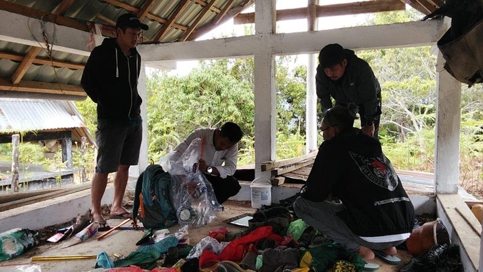 Polisi olah TKP pemakaman yang diobrak-abrik maling di Mamasa.
