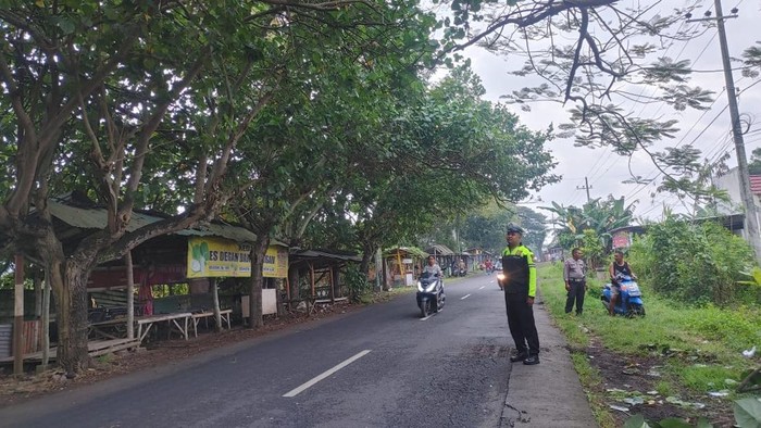 Polisi saat melakukan olah TKP kecelakaan motor tabrak truk parkir di Banyuwangi