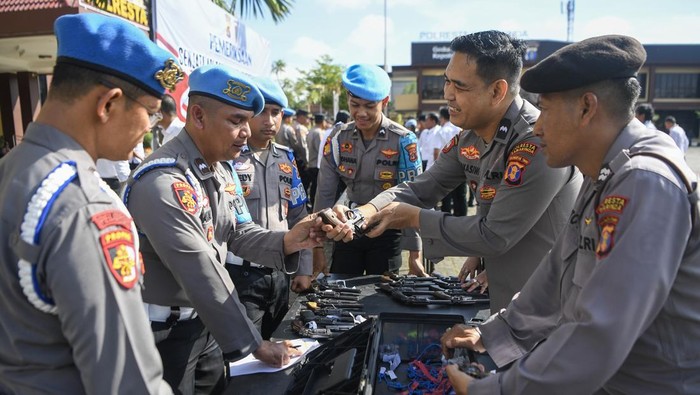 Personel Propam memeriksa kondisi senjata api milik anggota Polresta Samarinda di Samarinda, Kalimantan Timur, Senin (19/5/2025). Pemeriksaan dan pengecekan rutin senjata api milik anggota polisi tersebut dilakukan untuk mendukung pelaksanaan tugas pengamaan yang bersifat preventif maupun represif yang meliputi kelayakan, pemeriksaan peluru, kebersihan, surat senjata api, serta sebagai langkah antisipasi penyalagunaan fasilitas. ANTARA FOTO/M Risyal Hidayat