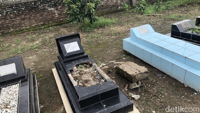 Potret makam bernisan salib yang rusak di makam Baluwarti, Basen, Purbayan, Kotagede, Kota Jogja, Senin (19/5/2025).