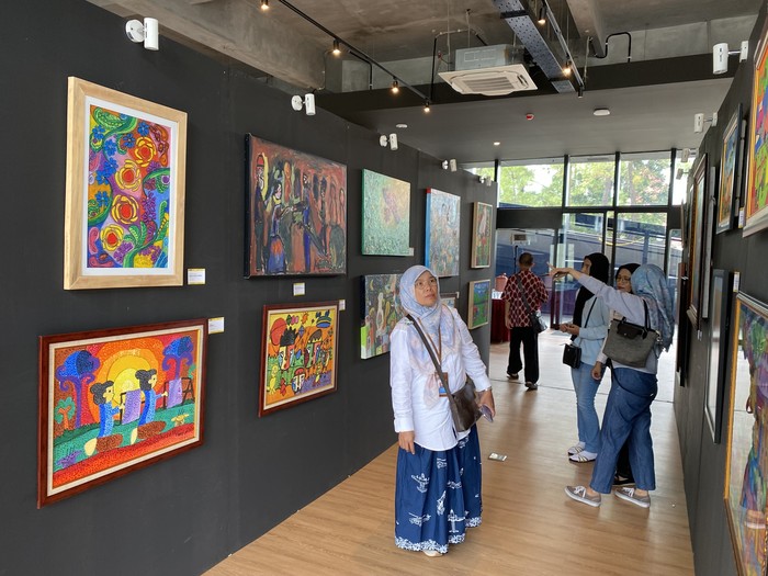 Potret Pameran Lukisan Karya 43 Seniman Autis di Gelanggang Inovasi dan Kreativitas (GIK) UGM, yang dibuka sejak 17-23 Mei 2025