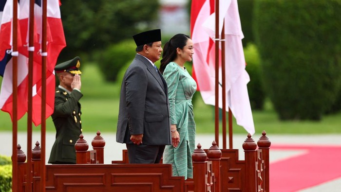 Prabowo Kunjungi Thailand, Dorong Kerja Sama Strategis ASEAN Thailand's Prime Minister Paetongtarn Shinawatra and Indonesian President Prabowo Subianto review the honour guard during a welcoming ceremony at the Government House, in Bangkok, Thailand, May 19, 2025. REUTERS/Athit Perawongmetha