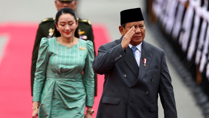 Thailands Prime Minister Paetongtarn Shinawatra and Indonesian President Prabowo Subianto review the honour guard during a welcoming ceremony at the Government House, in Bangkok, Thailand, May 19, 2025. REUTERS/Athit Perawongmetha