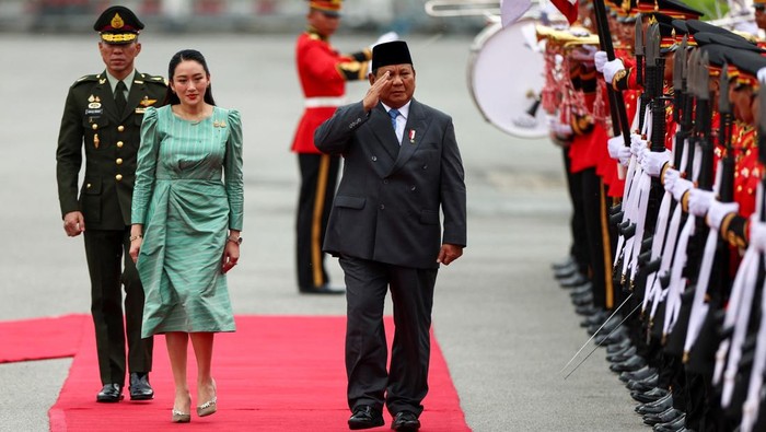 Thailand's Prime Minister Paetongtarn Shinawatra and Indonesian President Prabowo Subianto review the honour guard during a welcoming ceremony at the Government House, in Bangkok, Thailand, May 19, 2025. REUTERS/Athit Perawongmetha