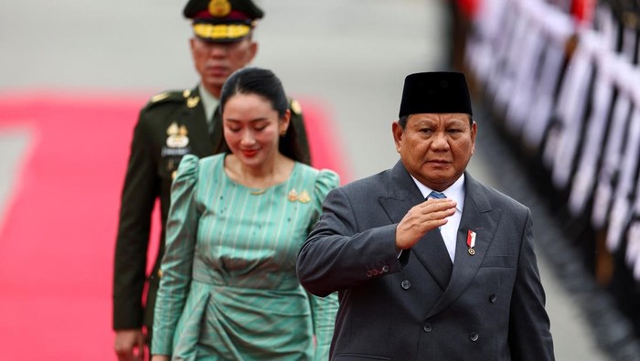 Thailands Prime Minister Paetongtarn Shinawatra and Indonesian President Prabowo Subianto review the honour guard during a welcoming ceremony at the Government House, in Bangkok, Thailand, May 19, 2025. REUTERS/Athit Perawongmetha