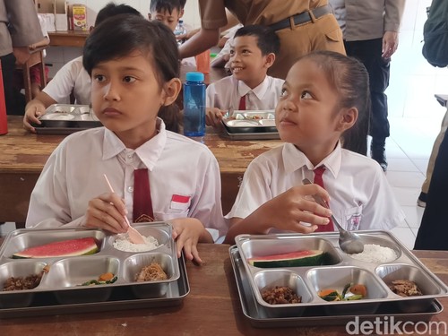 Program Makan Bergizi Gratis dilaksanakan di di SD Negeri 1 Dencarik, Kecamatan Banjar, Buleleng, Bali, pada Senin (19/5/2025). (Made Wijaya Kusuma)