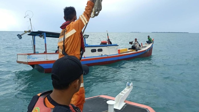 Proses evakuasi korban oleh tim SAR gabungan.