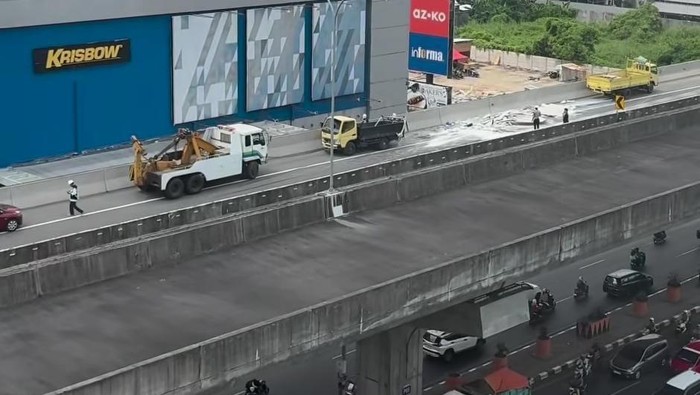Proses evakuasi truk terbalik di Jalan Tol Layang AP Pettarani Makassaar.