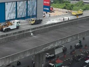 Macet di Jalan Tol Layang AP Pettarani Makassar Dipicu Truk Terbalik