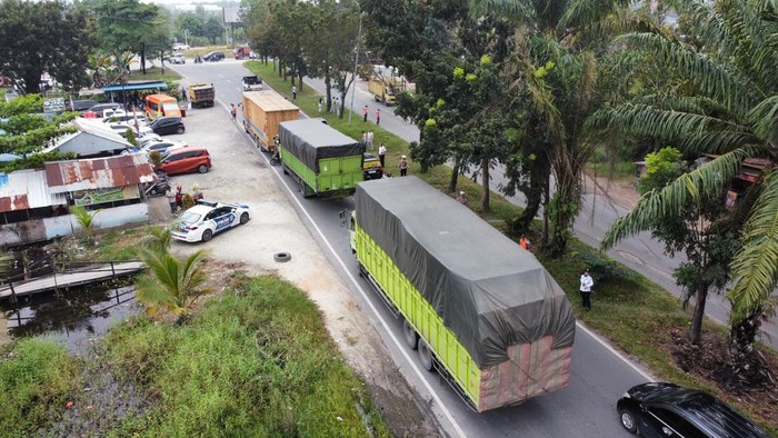 Puluhan kendaraan over dimension over load di Riau ditindak petugas gabungan.