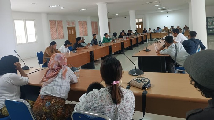 Puluhan warga beraudiensi ke DPRD Lombok Tengah guna menanyakan tentang penyaluran DBHCHT, Senin (19/5/2025). (Edi Suryansyah/detikBali)