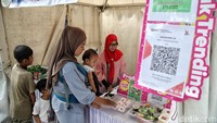 Warga mengunjungi pameran UMKM di Tanjung Priok, Senin (19/5/2025).