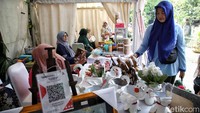 Pedagang kecil kini terbantu dengan sistem pencatatan otomatis dari setiap transaksi yang dilakukan lewat QRIS.