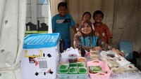 Penggunaan QRIS dorong efisiensi usaha kecil, dari warung kelontong hingga kaki lima di berbagai daerah.