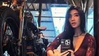 Rachel Cia berswafoto di samping motor Dikta. (Foto: dok Instagram)