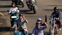 Dikta memakai motor BMW saat sunmori. Sementara, Rachel Cia tampak keren memakai motor matik dengan kemeja putih, syal merah, dan helm yang sama dengan Dikta. (Foto: dok Instagram)
