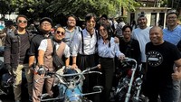 Dikta rangkul Rachel Cia saat foto bareng bersama teman-teman motorannya. (Foto: dok Instagram)