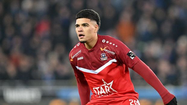 Ragnar Oratmangoen ST TRUIDEN, BELGIUM - DECEMBER 1: Ragnar Oratmangoen (26) of Dender pictured in action during the Jupiler Pro League season 2024 - 2025 matchday 16 between Club Brugge KV and FCV Dender on December 1,2024 in Brugge, Belgium. (Photo by Isosport/MB Media/Getty Images)
