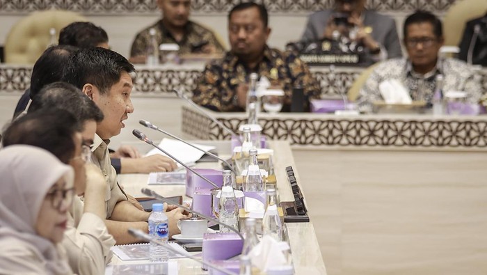 Menteri Perumahan dan Kawasan Permukiman (PKP) Maruarar Sirait (kiri) berjabat tangan dengan Wakil Ketua Komisi V DPR Roberth Rouw (kanan) dan Ridwan Bae (tengah) sebelum rapat kerja di Kompleks Parlemen, Senayan, Jakarta, Senin (19/5/2025). Rapat tersebut membahas upaya pemenuhan program tiga juta rumah. ANTARA FOTO/Dhemas Reviyanto/rwa.