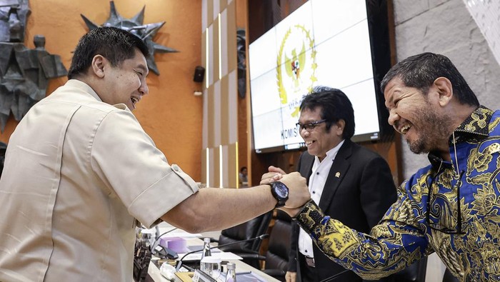 Rapat kerja Komisi V DPR dengan Menteri PKP Menteri Perumahan dan Kawasan Permukiman (PKP) Maruarar Sirait (kiri) berjabat tangan dengan Wakil Ketua Komisi V DPR Roberth Rouw (kanan) dan Ridwan Bae (tengah) sebelum rapat kerja di Kompleks Parlemen, Senayan, Jakarta, Senin (19/5/2025). Rapat tersebut membahas upaya pemenuhan program tiga juta rumah. ANTARA FOTO/Dhemas Reviyanto/rwa.