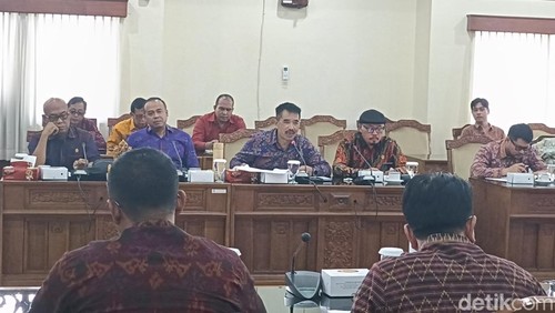 Rapat Komisi I DPRD Bali terkait kepemilikan vila hingga restoran tak berizin di tebing Pantai Bingin, Pecatu, Kuta Selatan, Badung, Bali, pada Senin (19/5/2025). (Foto: Ni Made Lastri Karsiani Putri/detikBali)